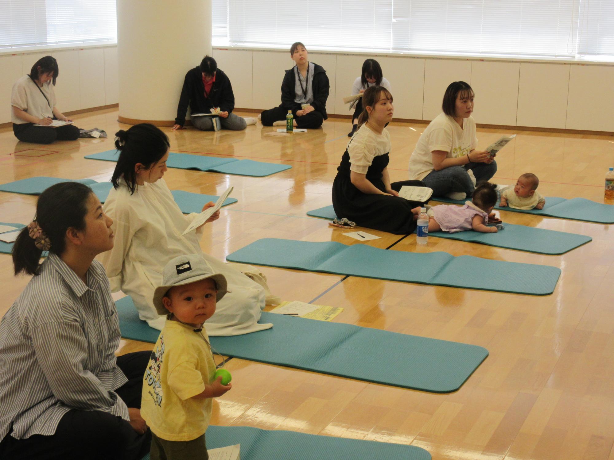 子育て学習会 みんなでスライドショーを見ている様子