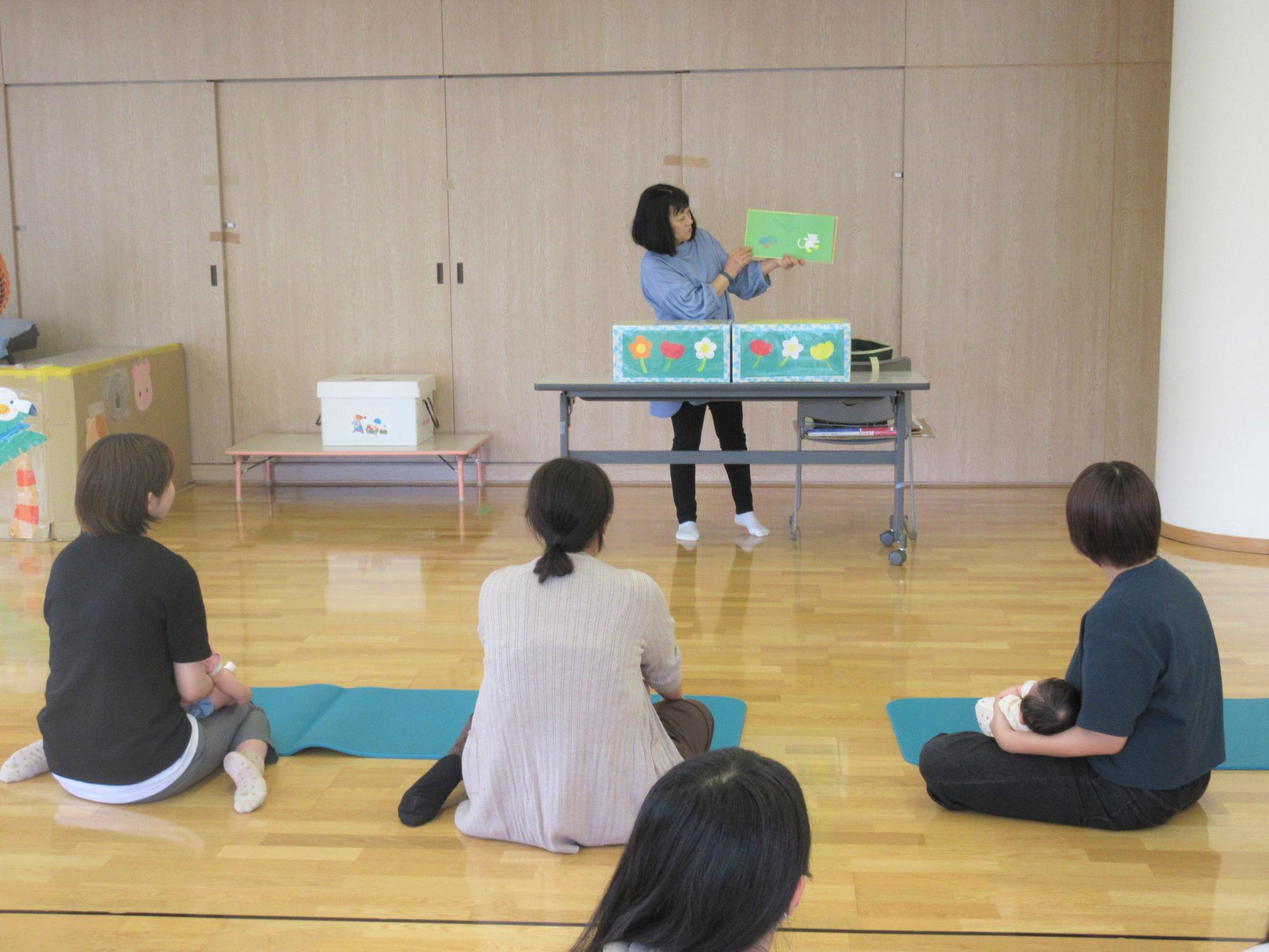 親子で絵本を楽しむ会の様子