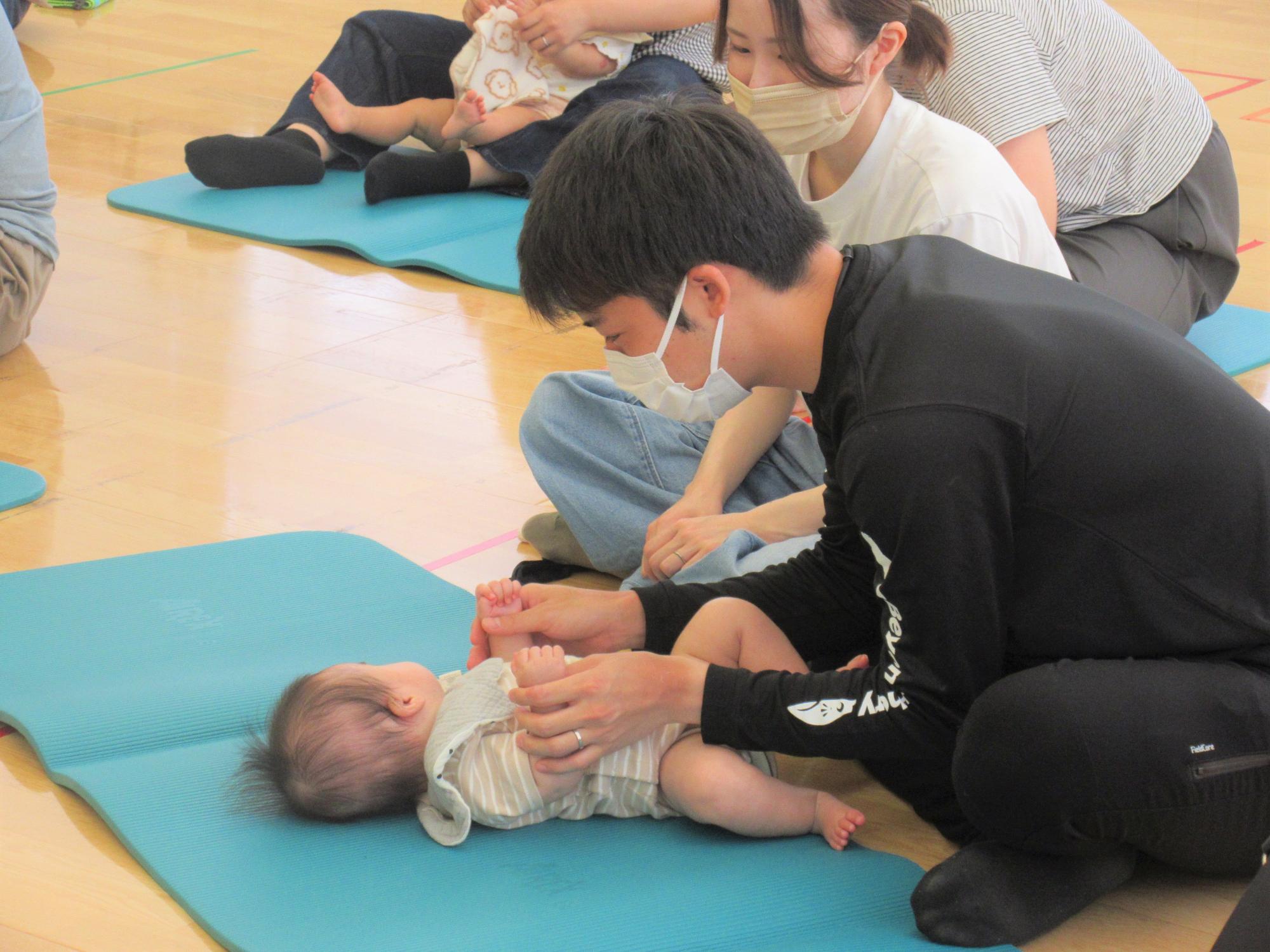 お父さんとお子さんがふれ合っている様子
