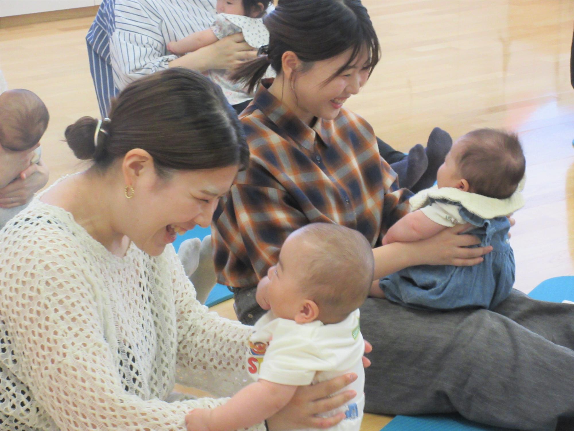 お母さんと見つめあいながら、ふれあい遊びを楽しんでいる様子