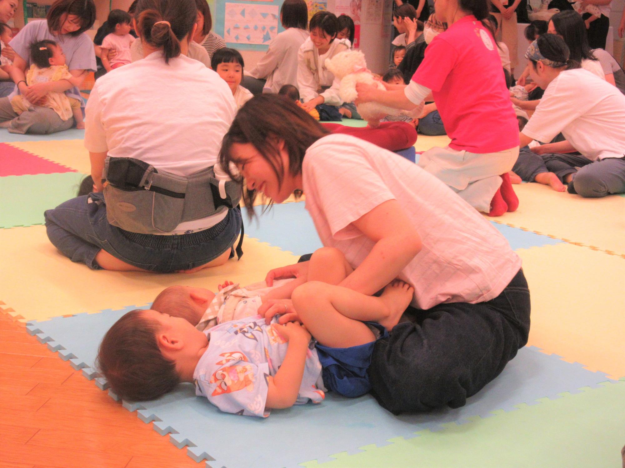 大好きなお母さんに触れてもらって、喜んでいる兄弟の様子