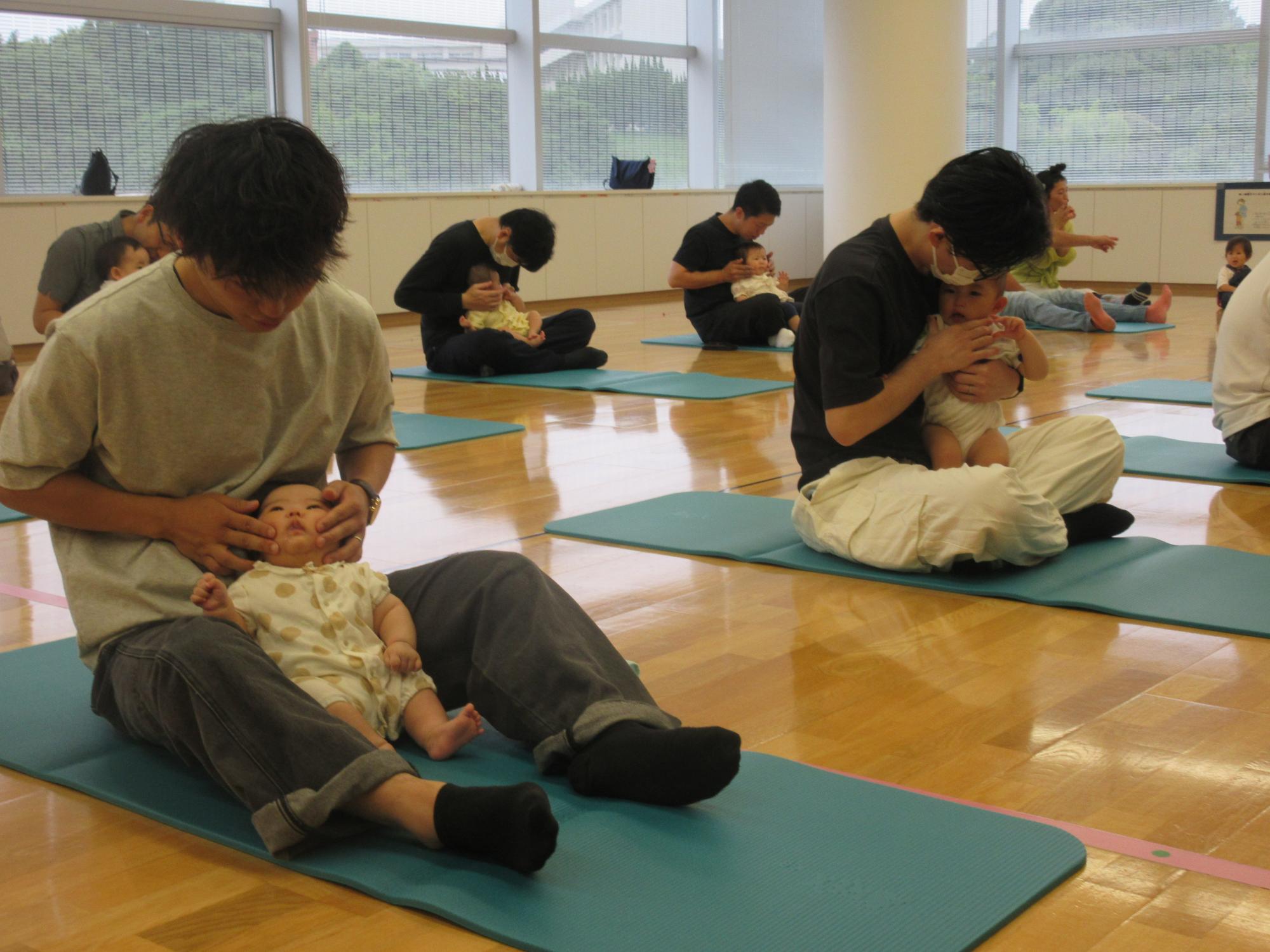 お父さんと一緒に遊ぼうの中で親子でわらべ歌遊びを楽しむ様子