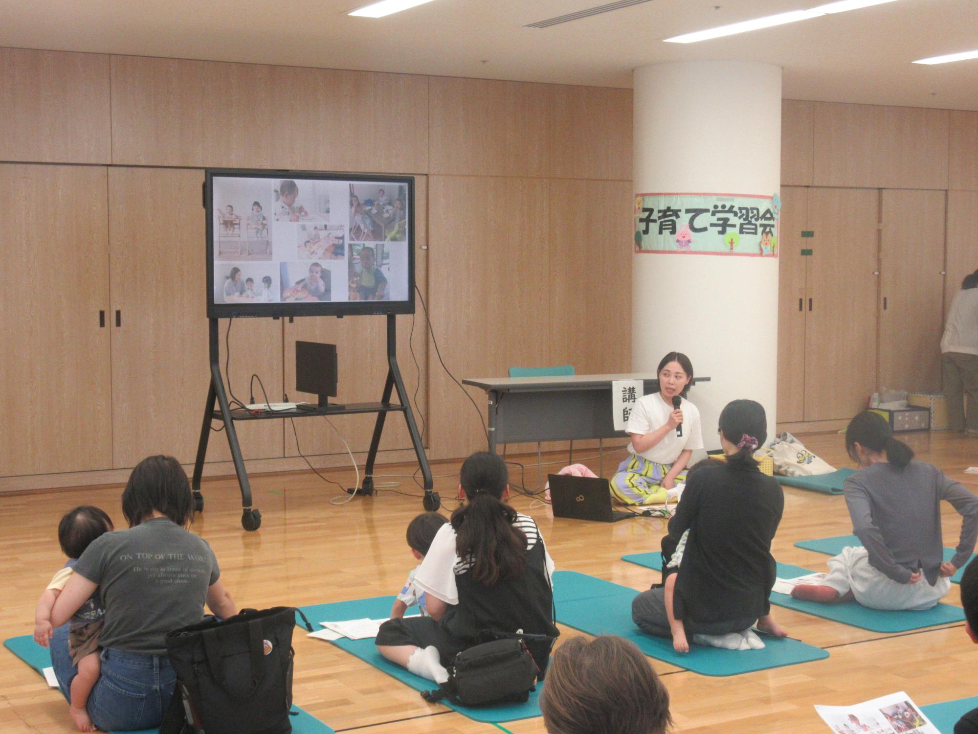 子育て学習会で歯のケアについての話を聞く様子