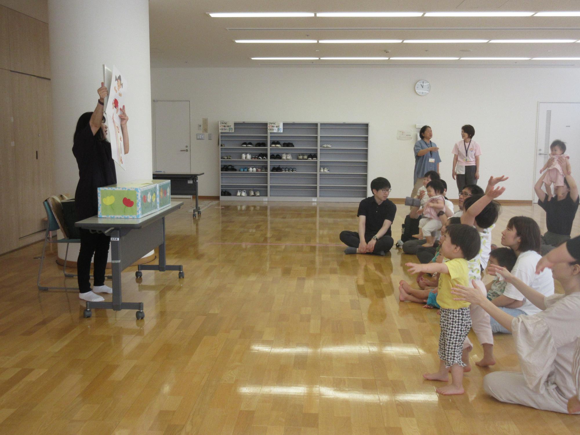 親子で絵本を楽しむ会で「ぴょ～ん」を観ている様子