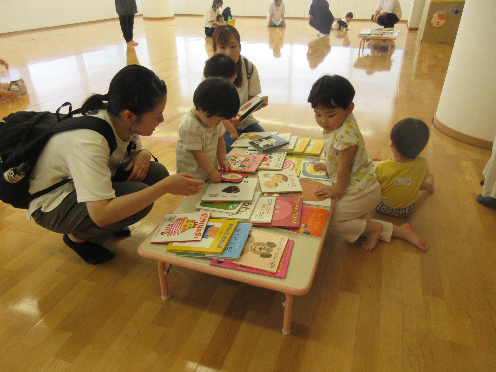 親子で絵本を楽しむ会で親子で絵本を選ぶ様子