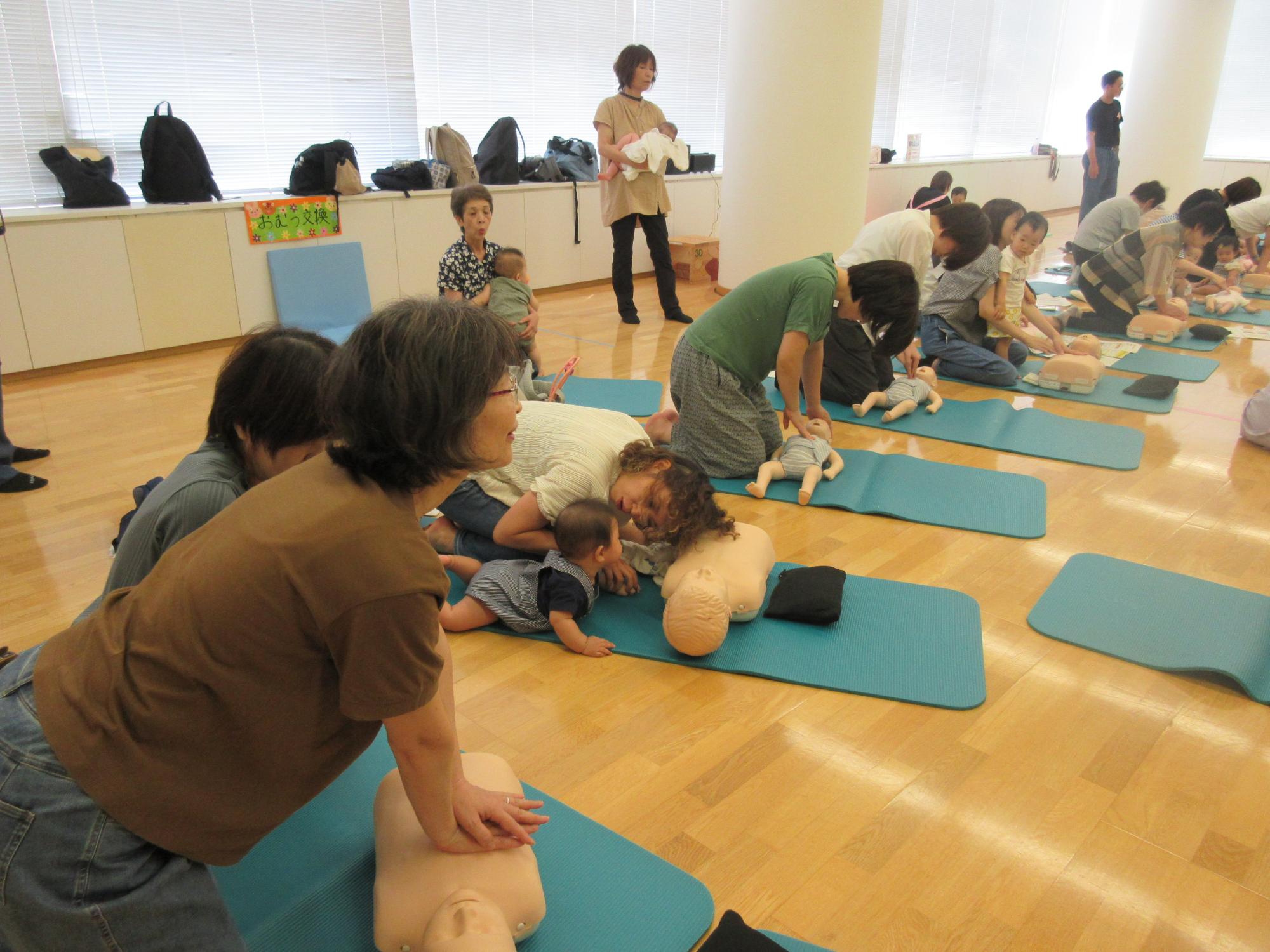 子育て学習会で心肺蘇生をする様子