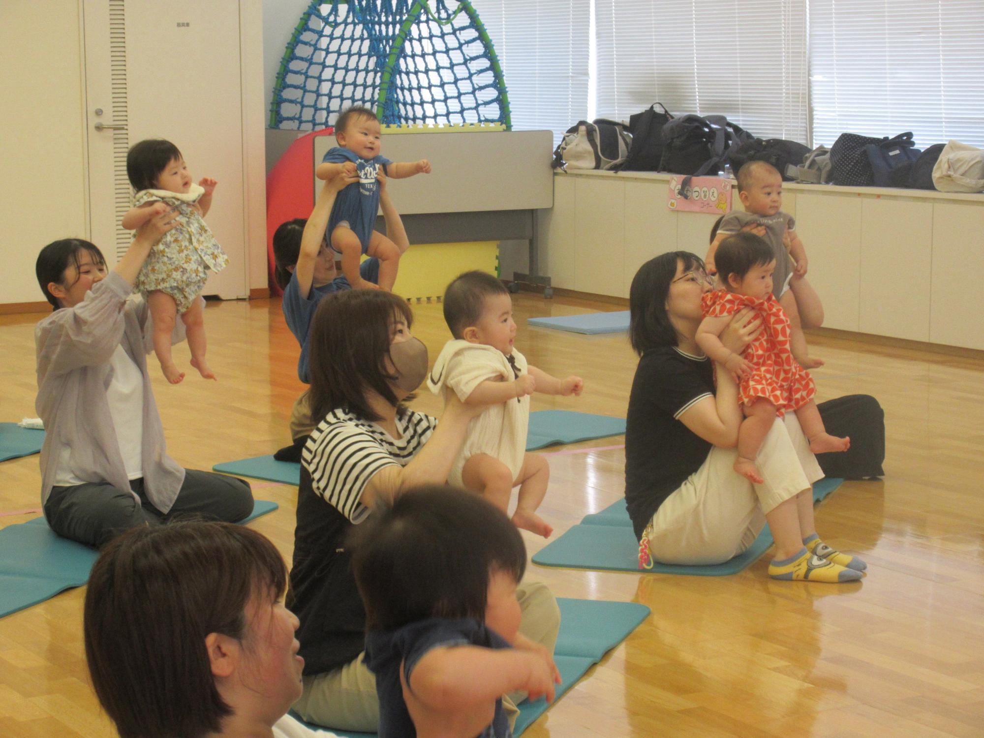0歳のつどいで親子でぴょ～んを楽しむ様子