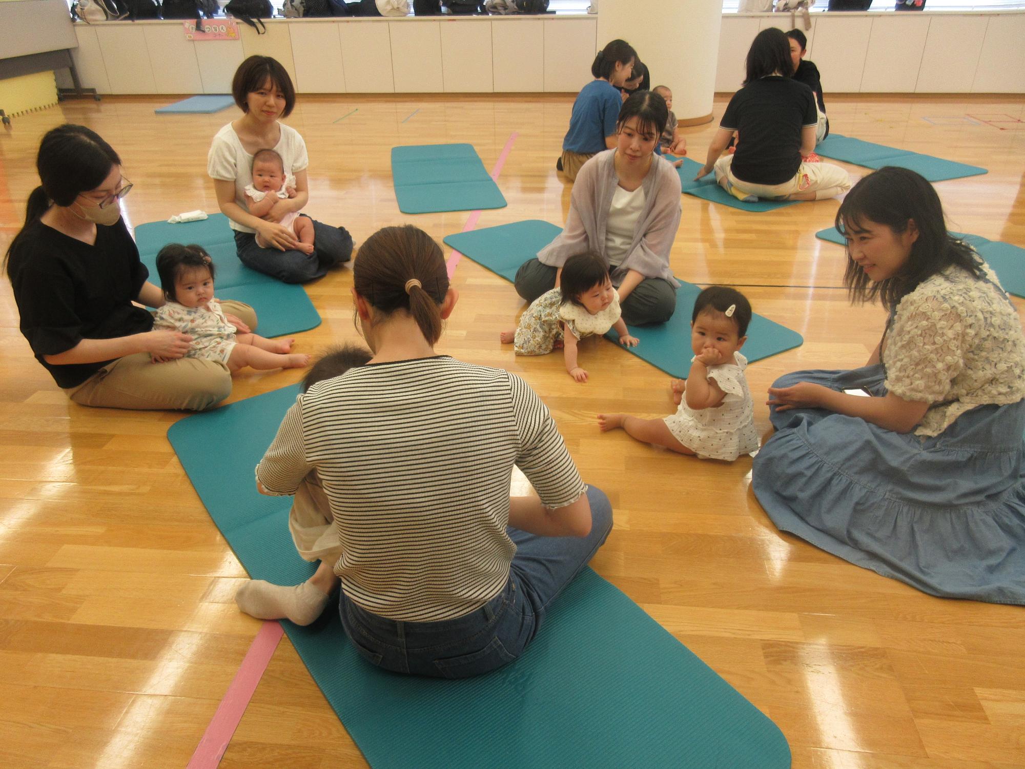 0歳のつどいでフリートークを楽しむ様子