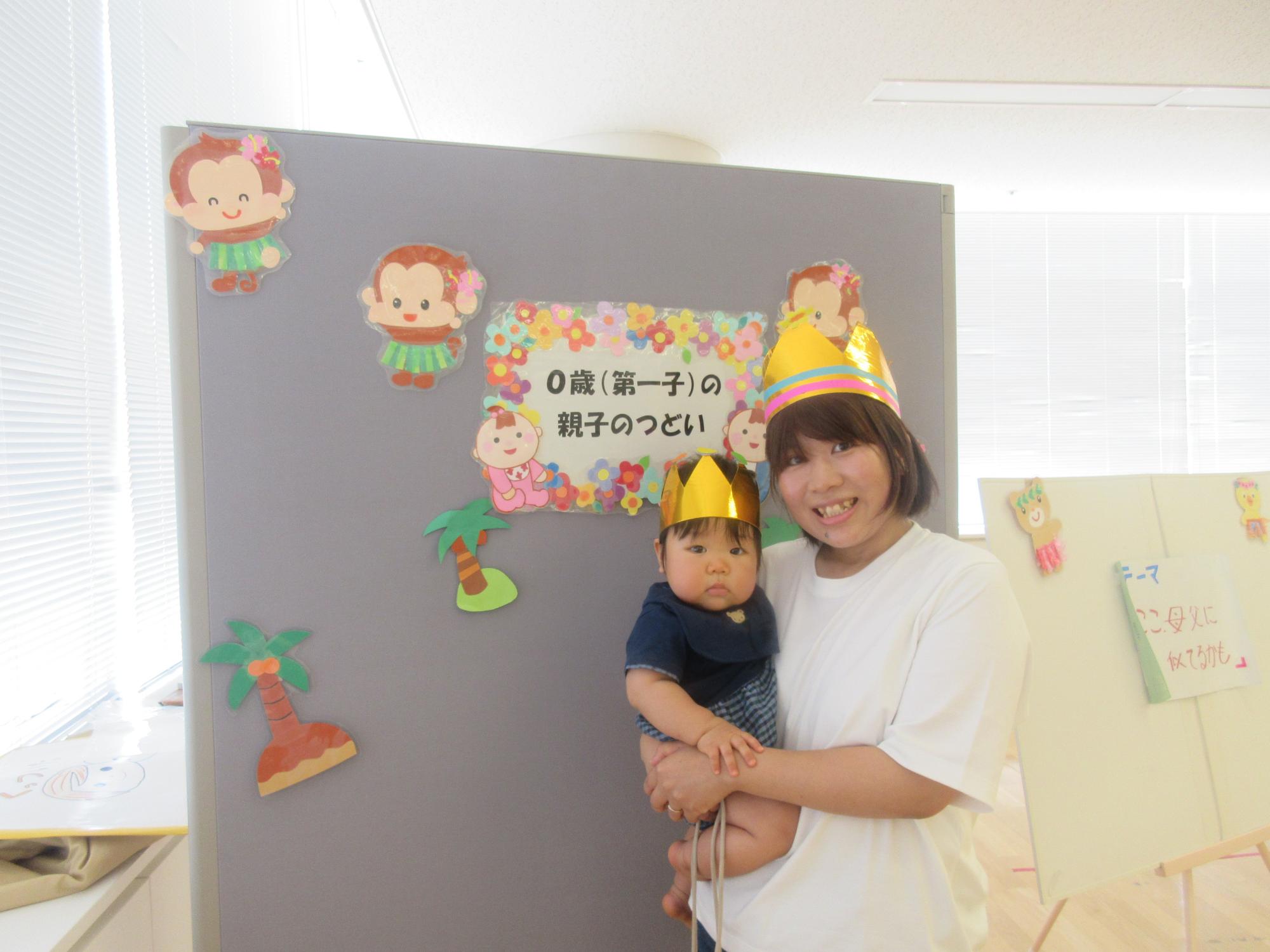 0歳のつどいで1歳の誕生日をお祝いする様子