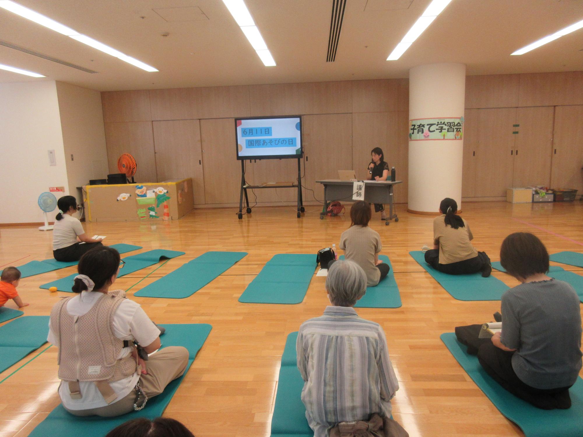 子育て学習会 梶間先生のお話を聞く様子