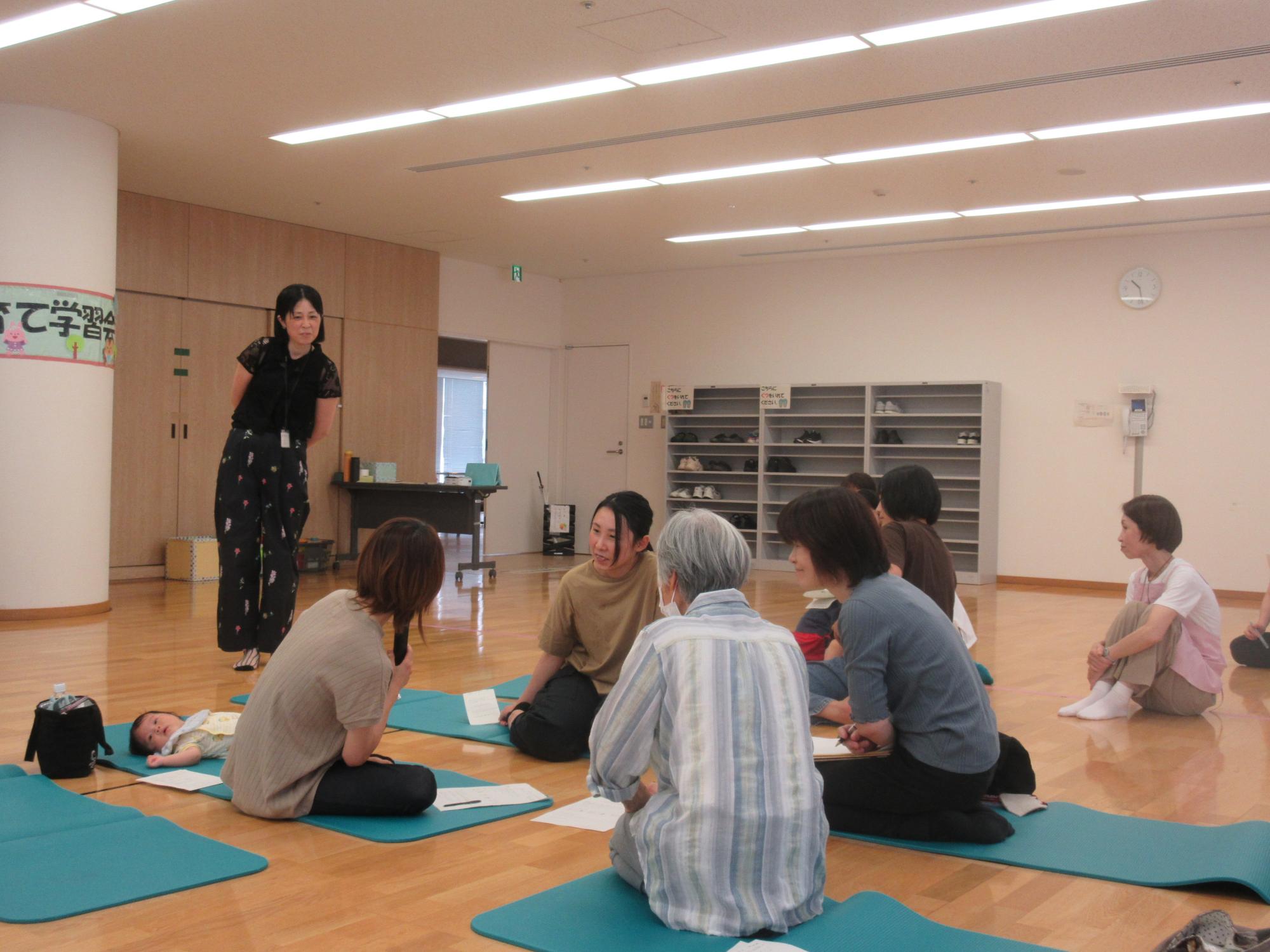 子育て学習会 参加者でおもちゃについて話し合う様子