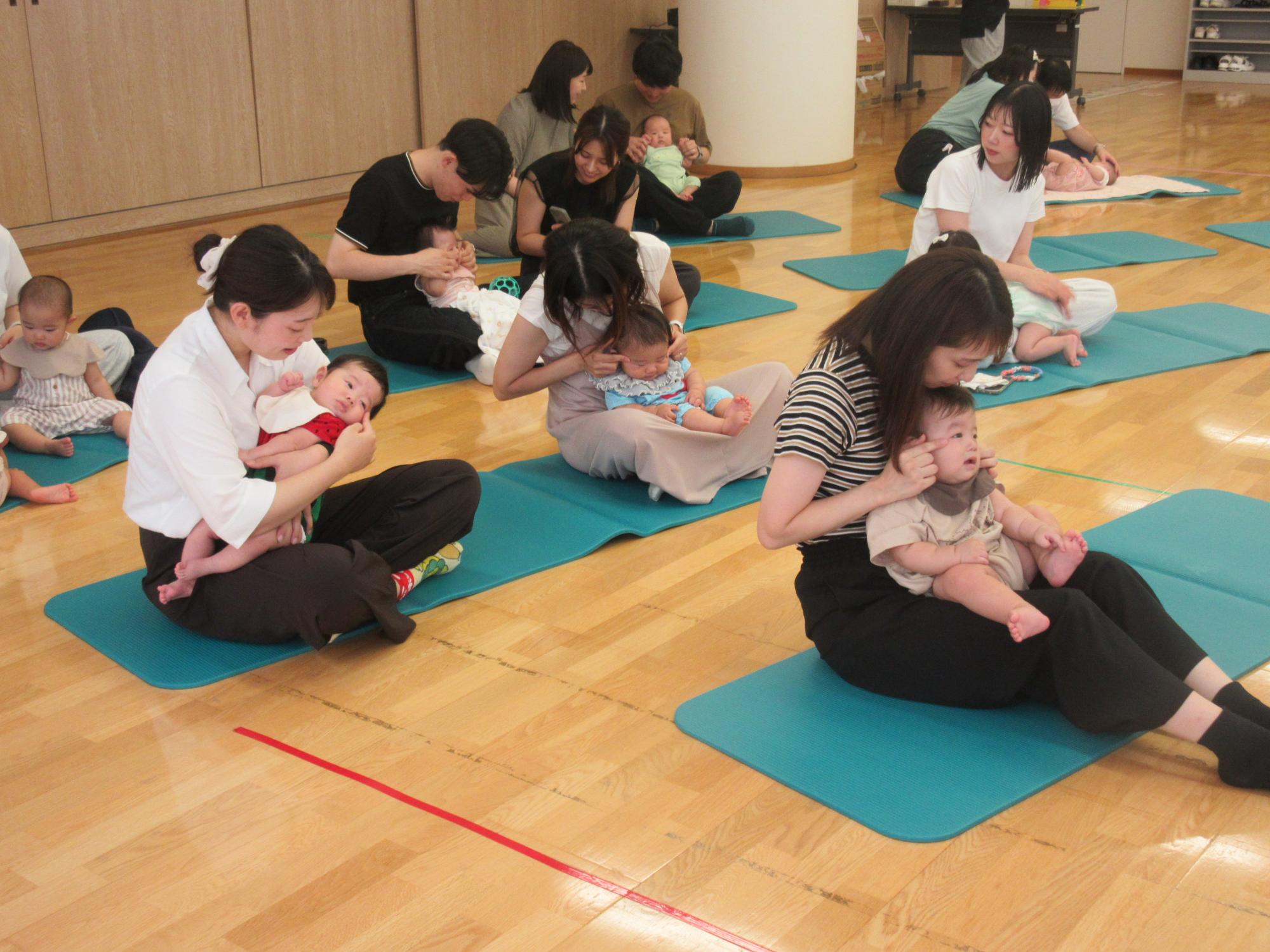 0歳のつどいであがりめ、さがりめしている様子