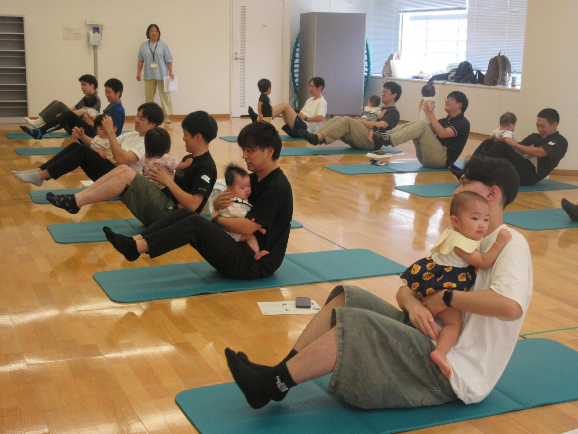 お父さんと一緒に遊ぼうで腹筋を鍛える様子
