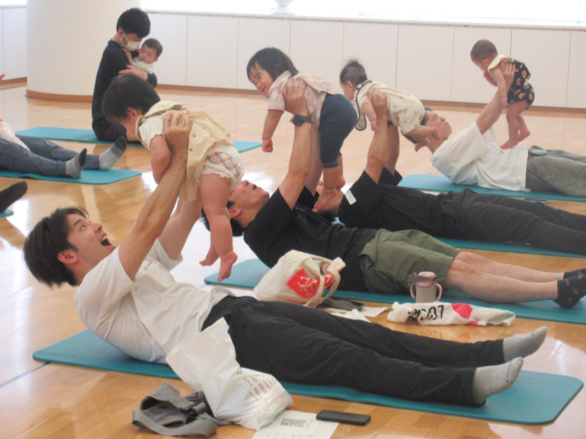 お父さんと一緒に遊ぼうでたかいたかいをする様子