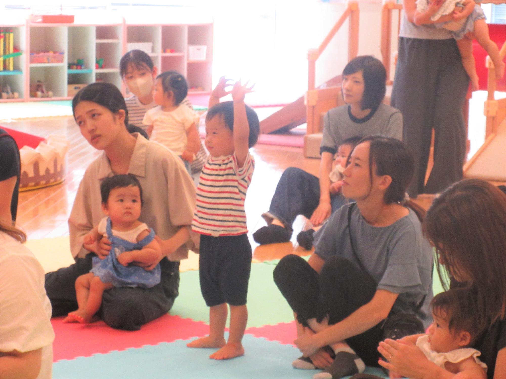 ミュージックパネルの音楽に合わせて身体を動かして楽しんでいる男の子