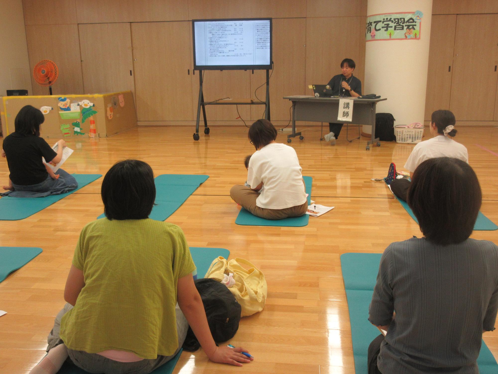 子育て学習会で水内先生のお話を聞く様子