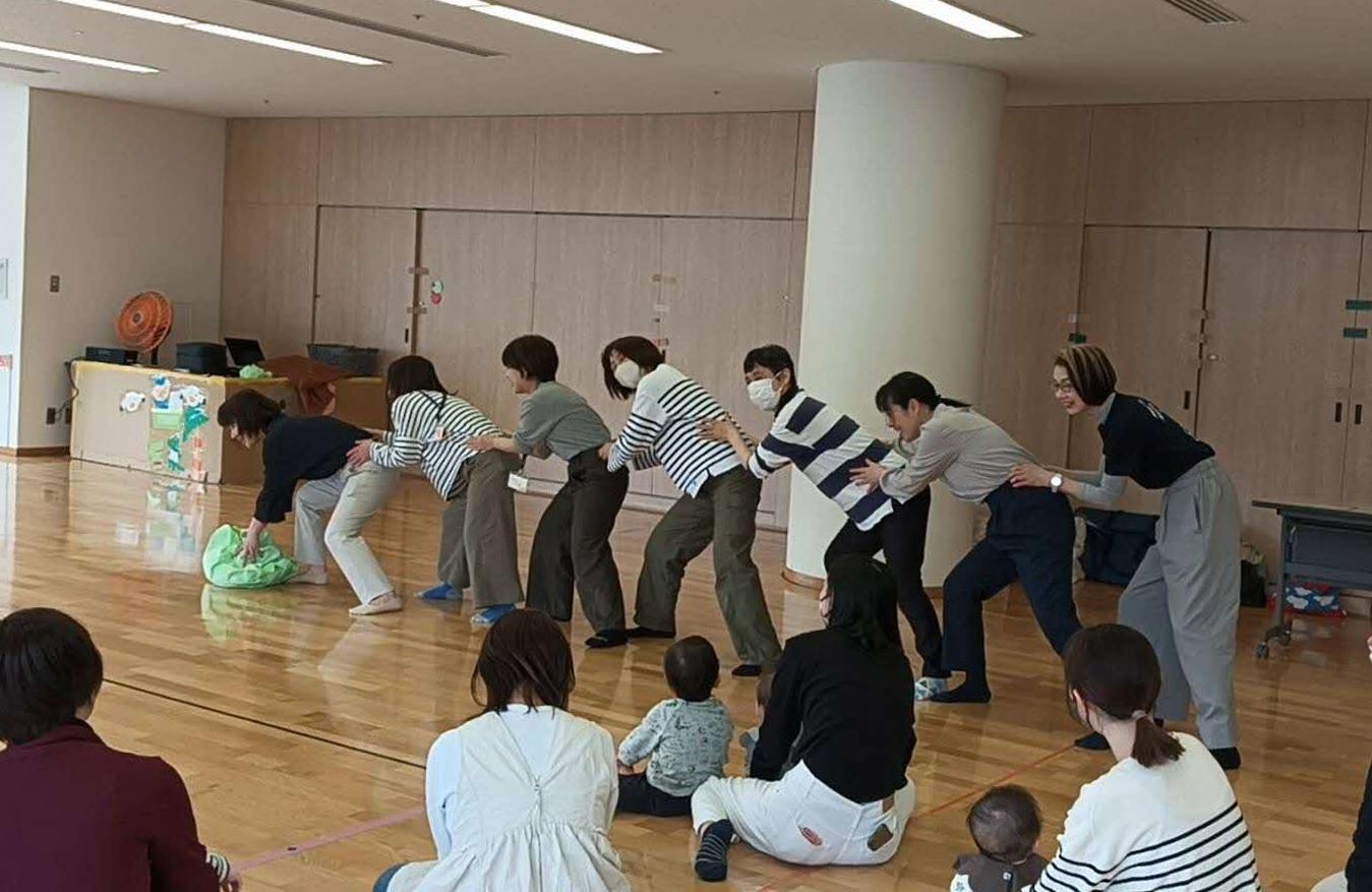 あいあいぼっくすで職員劇を見る参加者