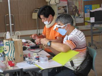 おもちゃの修理をするおもちゃの病院のスタッフ