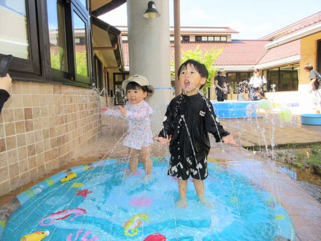 あおむしくんの日の事業で水遊びを楽しんでいる様子