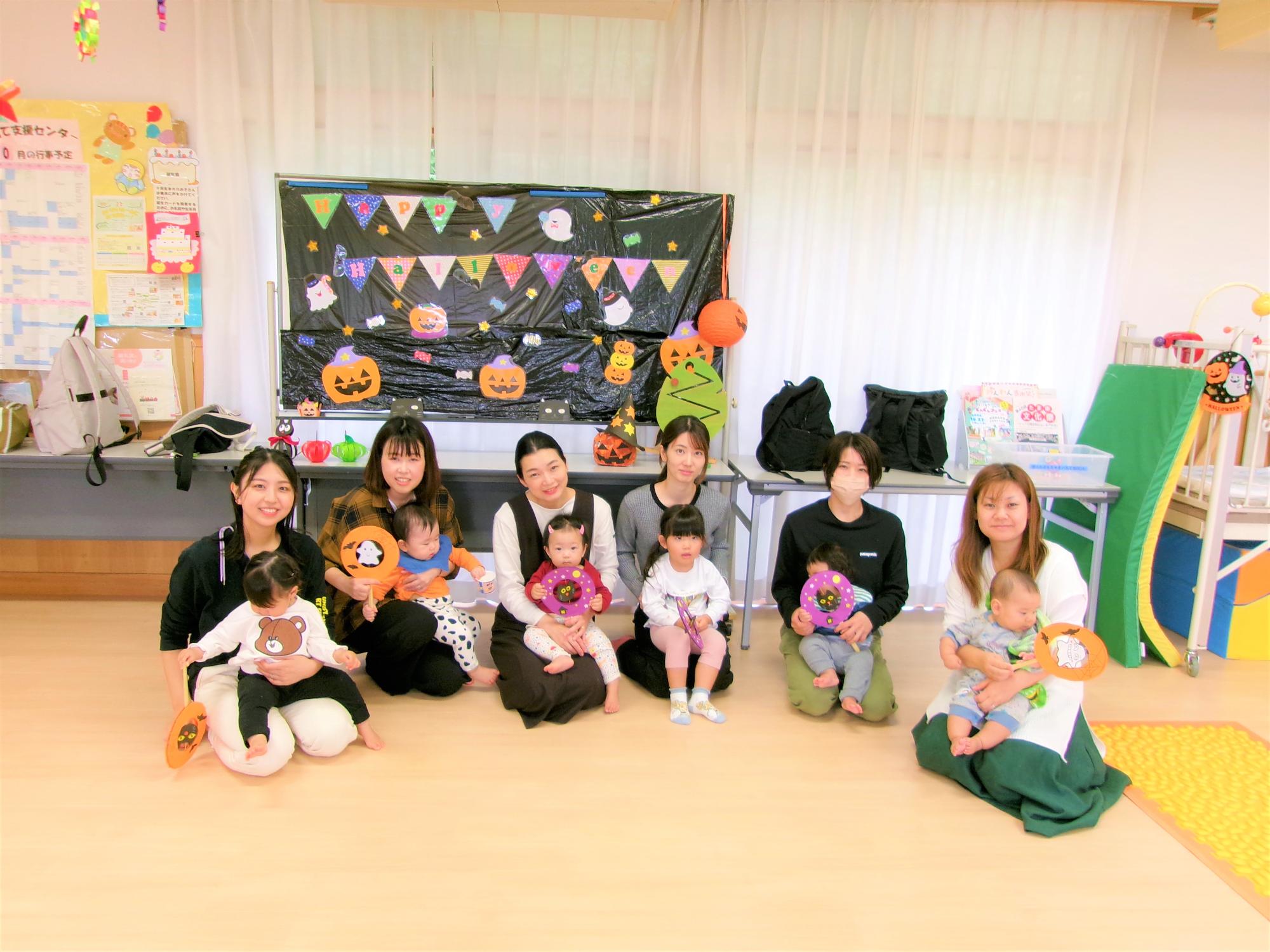 ハロウィンの壁面の前で記念撮影している写真