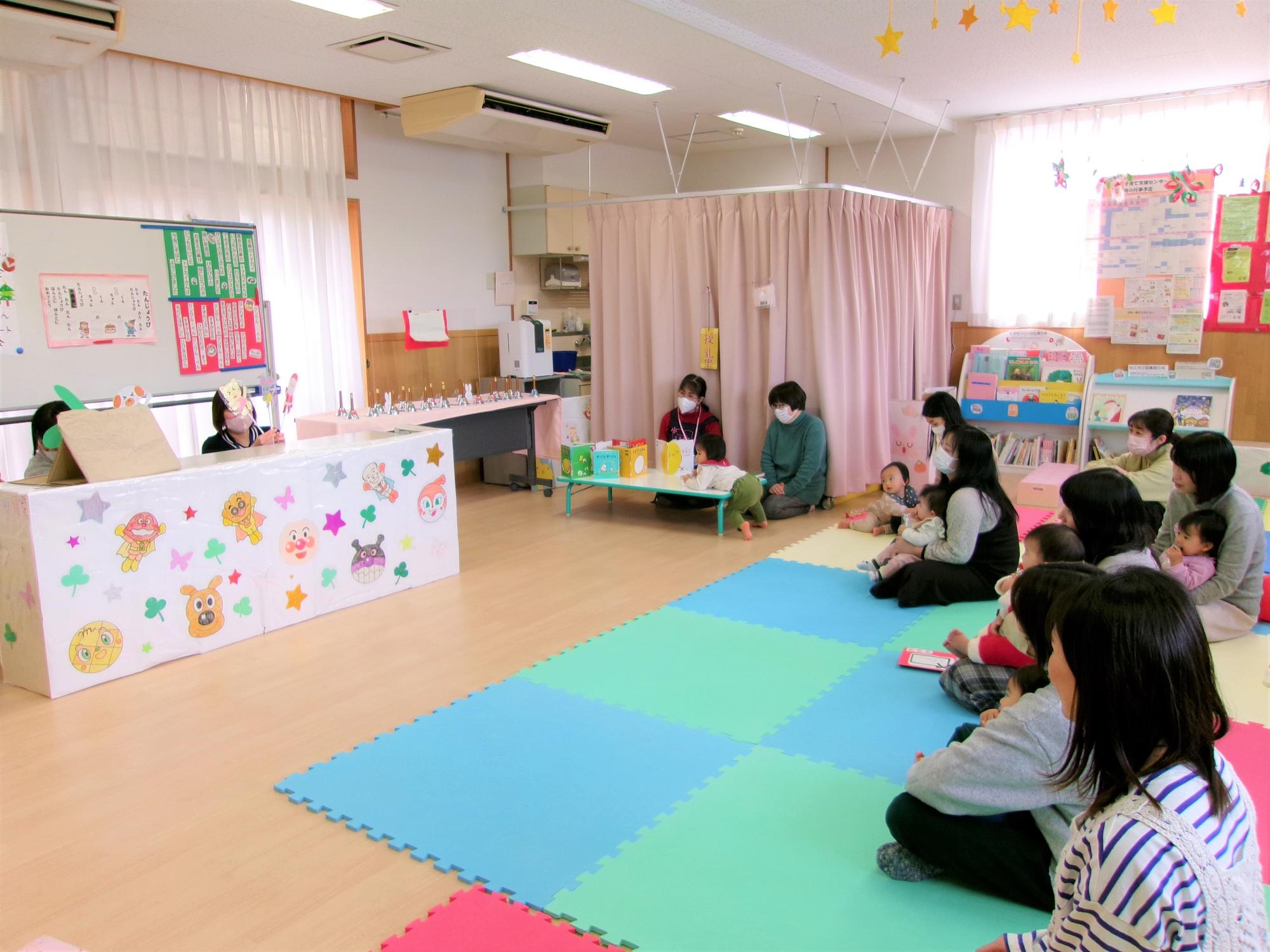 親子でペープサートを見ている様子