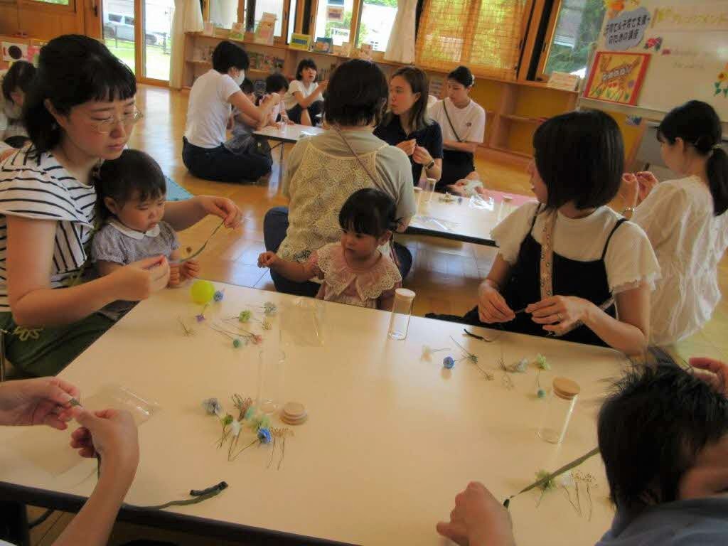 バンビデーの事業で夏のアレンジメントを楽しんでいる様子