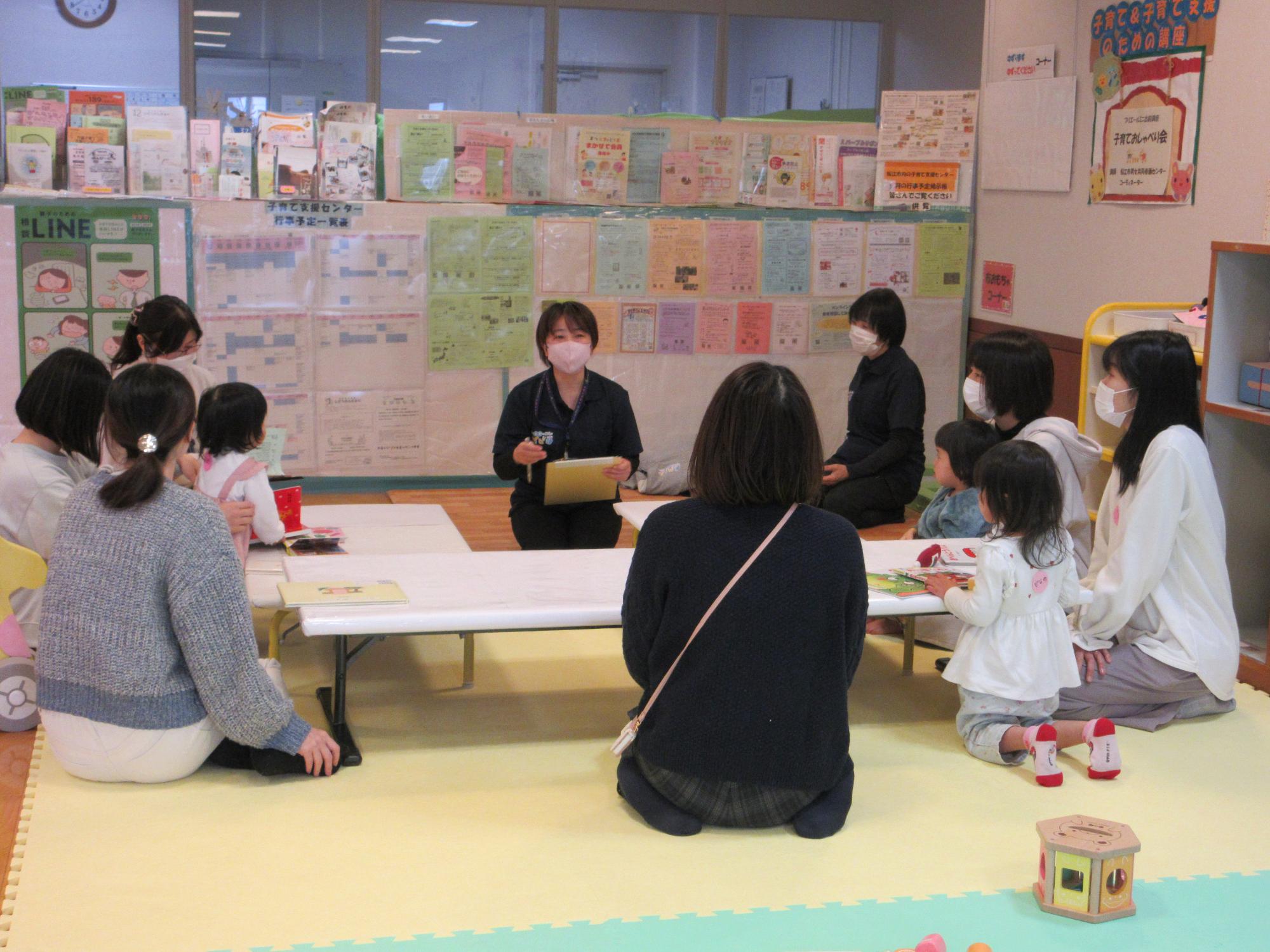 円になり講座を受けている様子