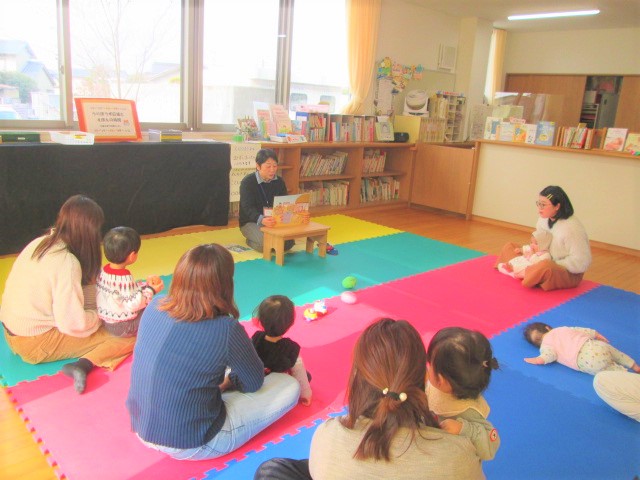 親子で絵本の読み聞かせを楽しむ様子