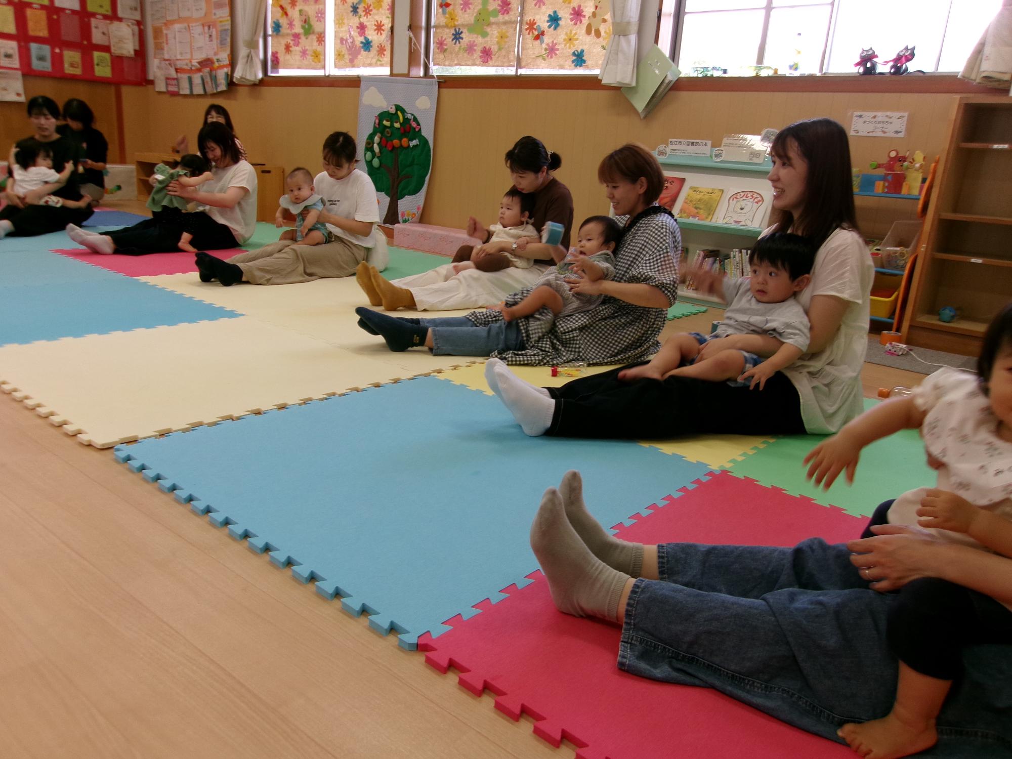 親子でふれ合って遊んでいる様子