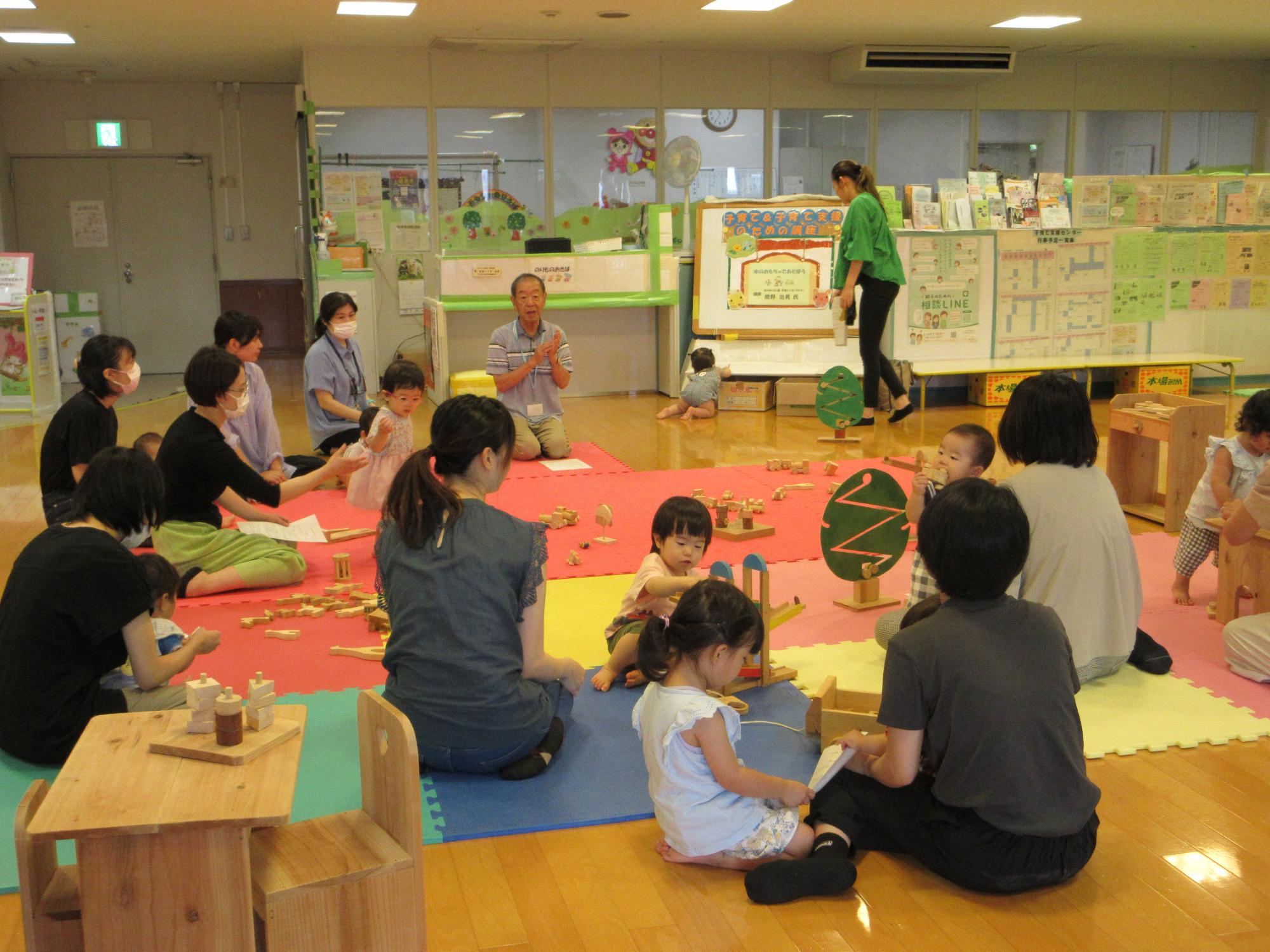 親子で木のおもちゃで遊んでいる様子