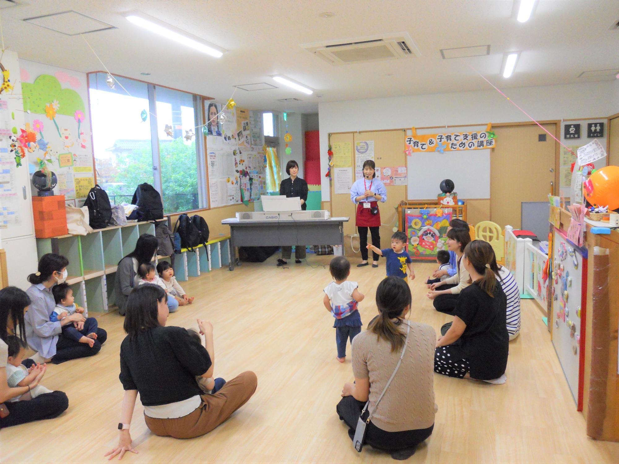 親子でピアノに合わせてふれあいを楽しんでいる様子