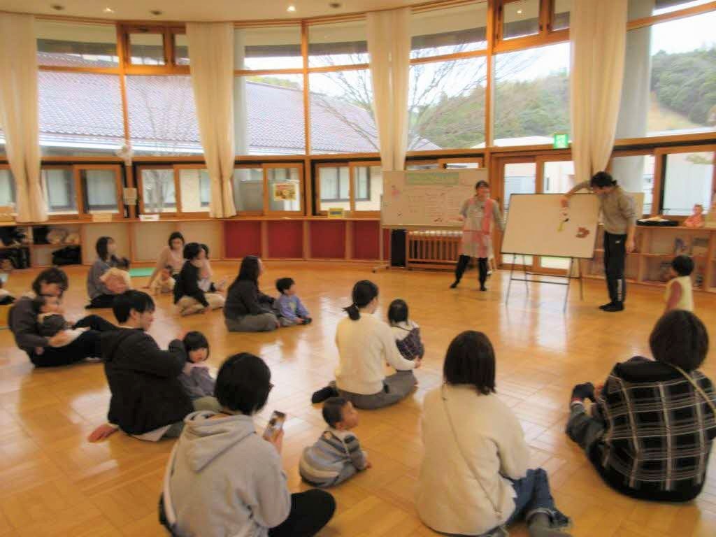 にこにこタイムでパネルシアターを楽しんでいる様子