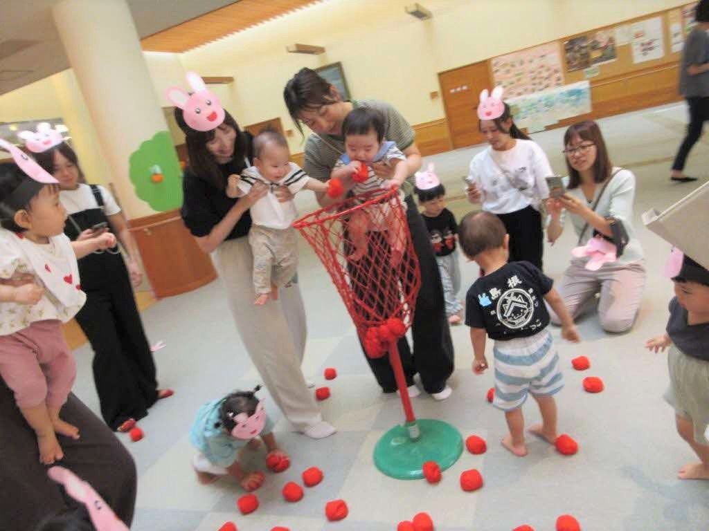 にこにこタイムの運動会で、たまいれを楽しんでいる様子