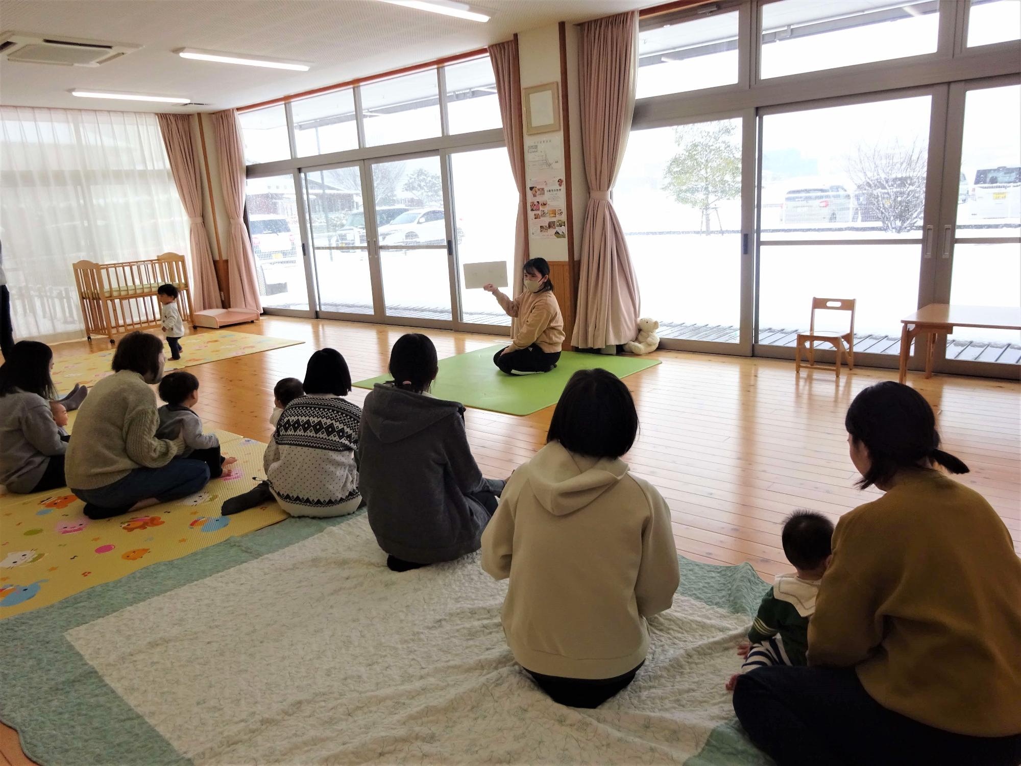 親子で絵本の読み聞かせを楽しむ様子