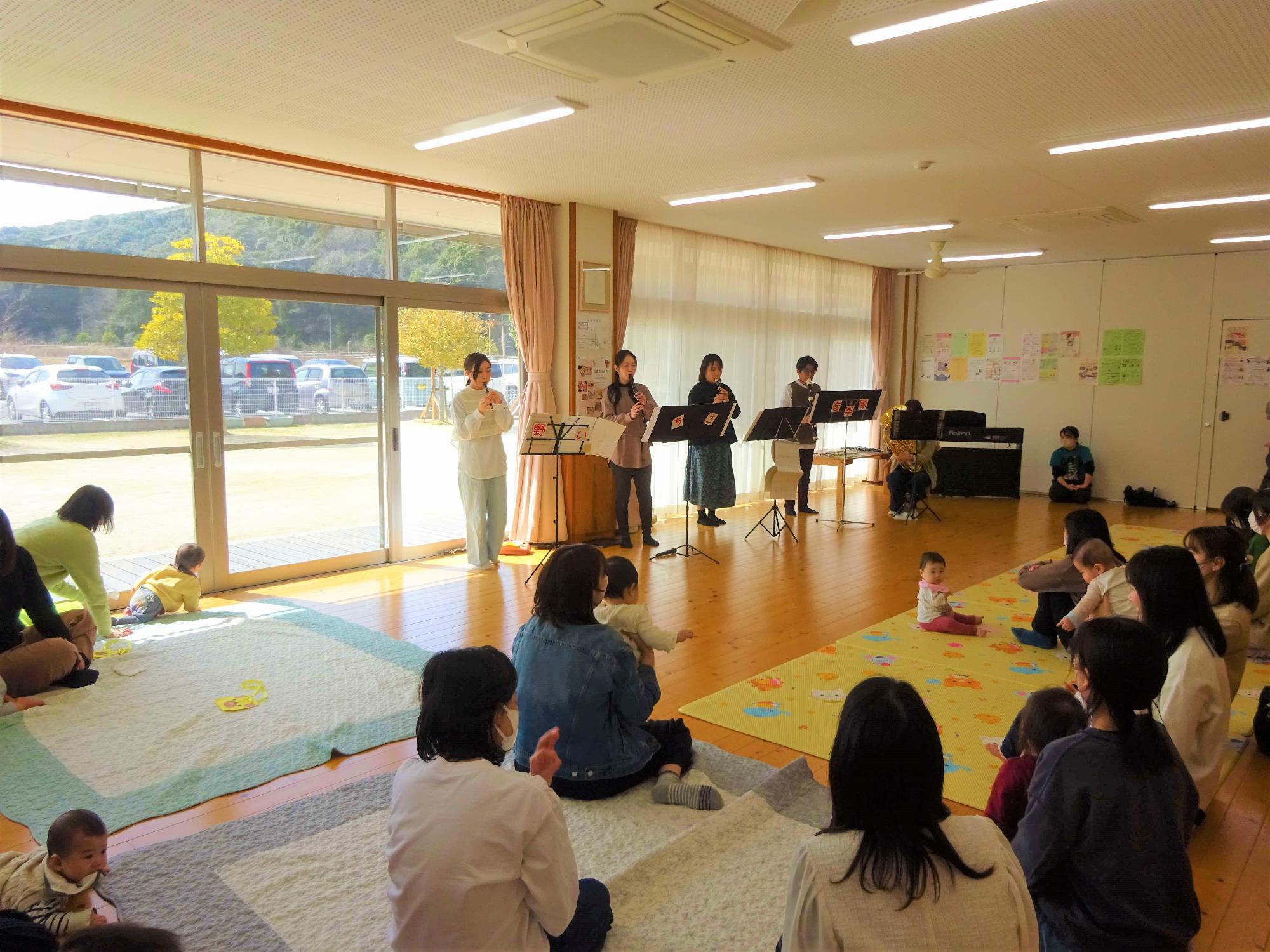野いちごタイムで演奏会を楽しむ親子