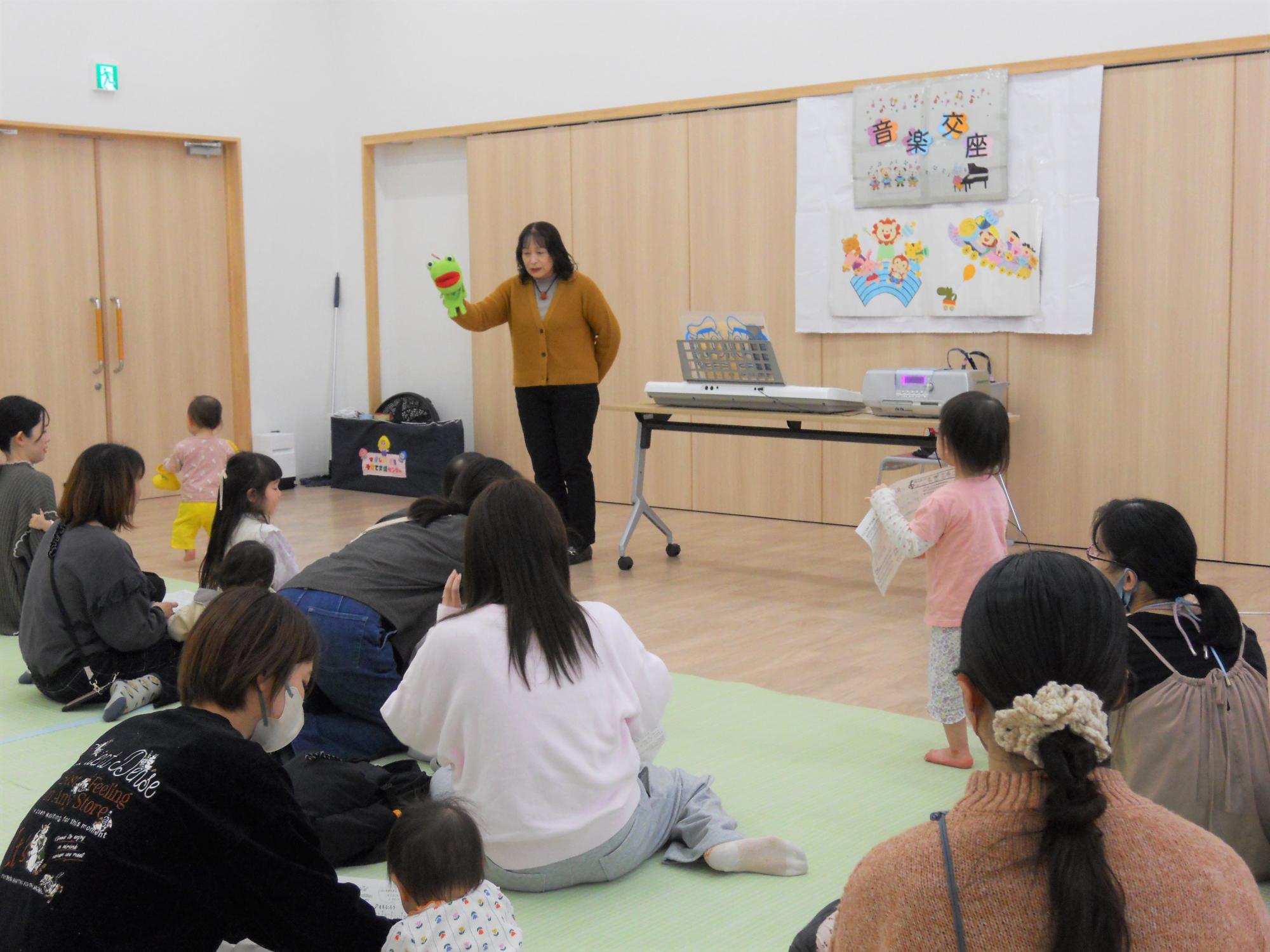 音楽交座の事業で季節の歌を歌っている様子