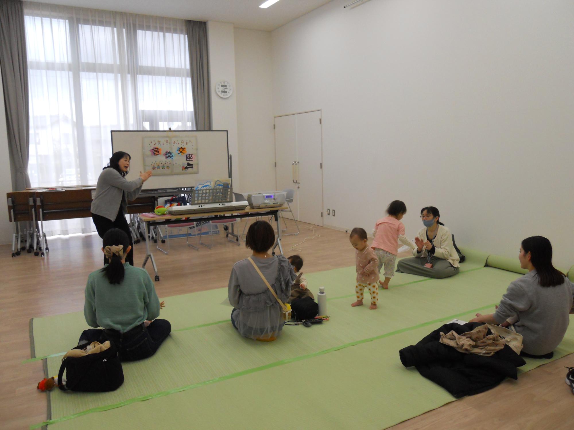 音楽交座の事業で季節の歌を歌っている様子