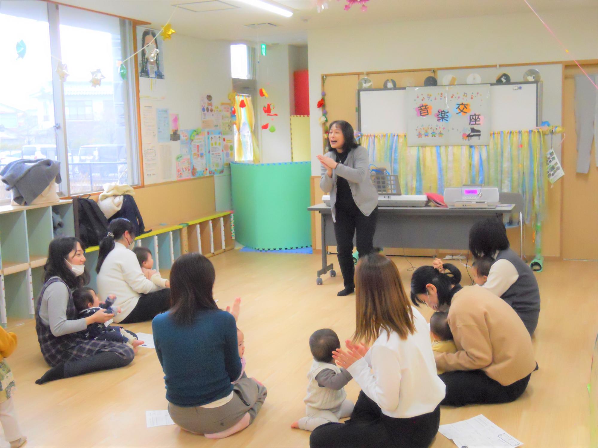 親子で季節の歌を楽しんでいる様子