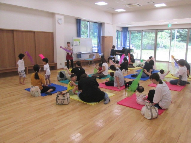 講座、音楽あそびリトミックを親子で楽しんでいる様子。