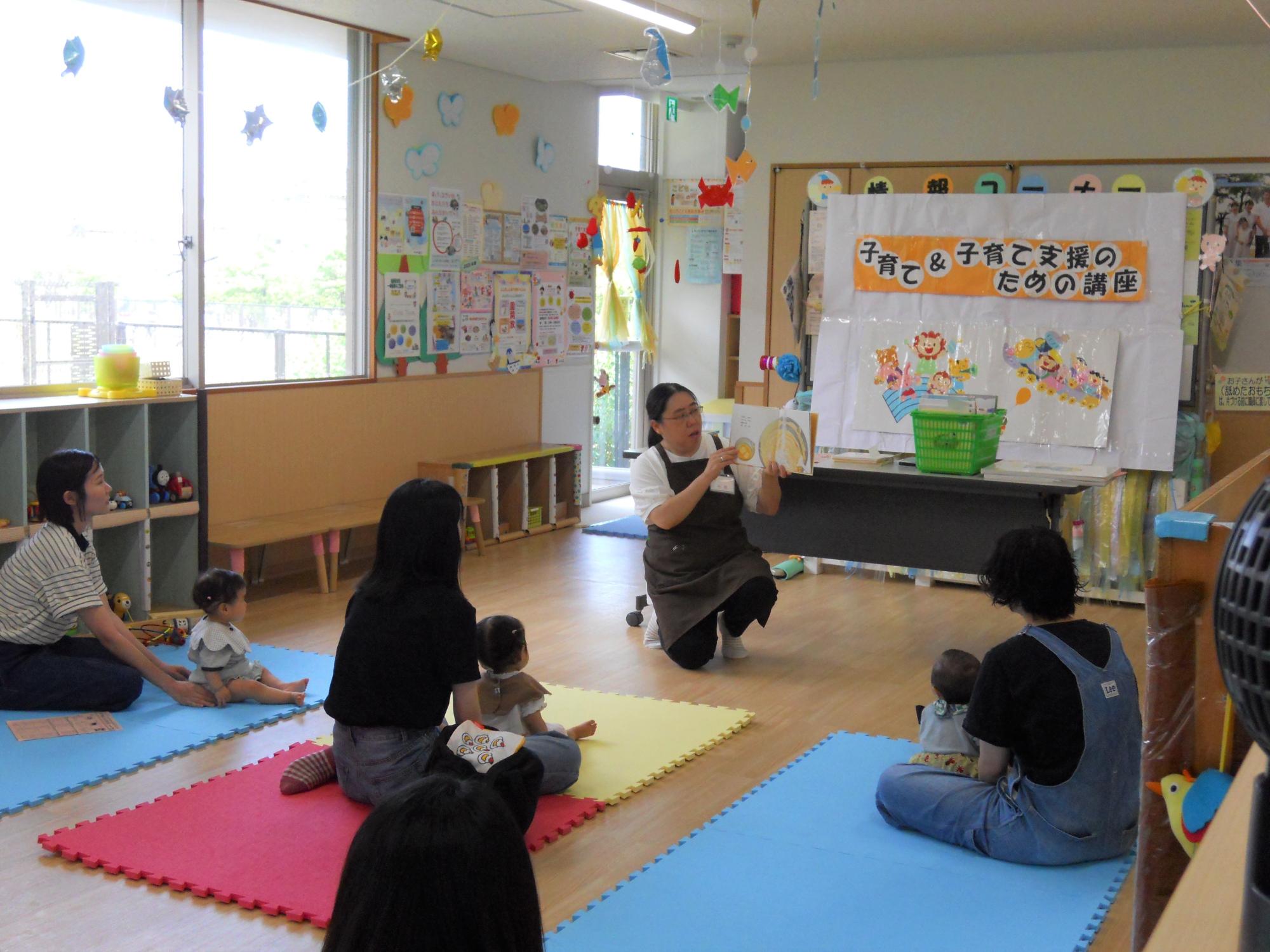 講座、教えて司書さんのテーマで、おすすめの絵本や、読み聞かせを親子で楽しんでいる様子