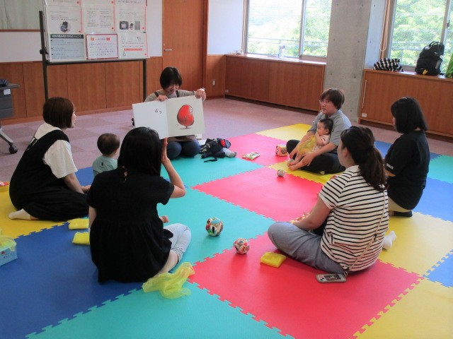 講座、親子で楽しむえほんのじかんの様子