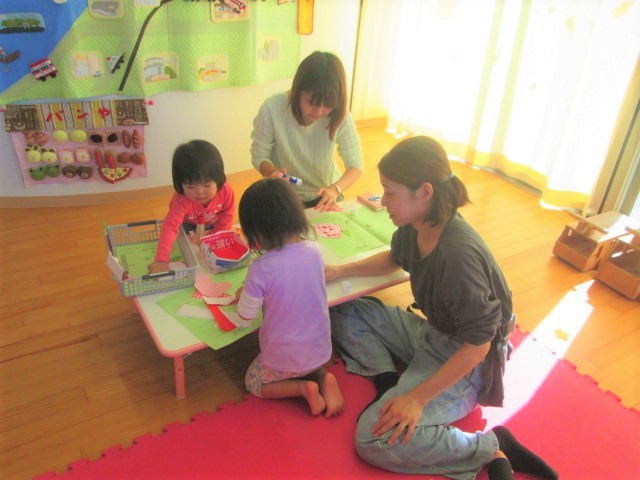 好きな柄のおりがみを選んで製作を楽しんでいる親子の姿