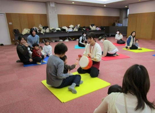 講座、親子ふれあいリトミックの様子
