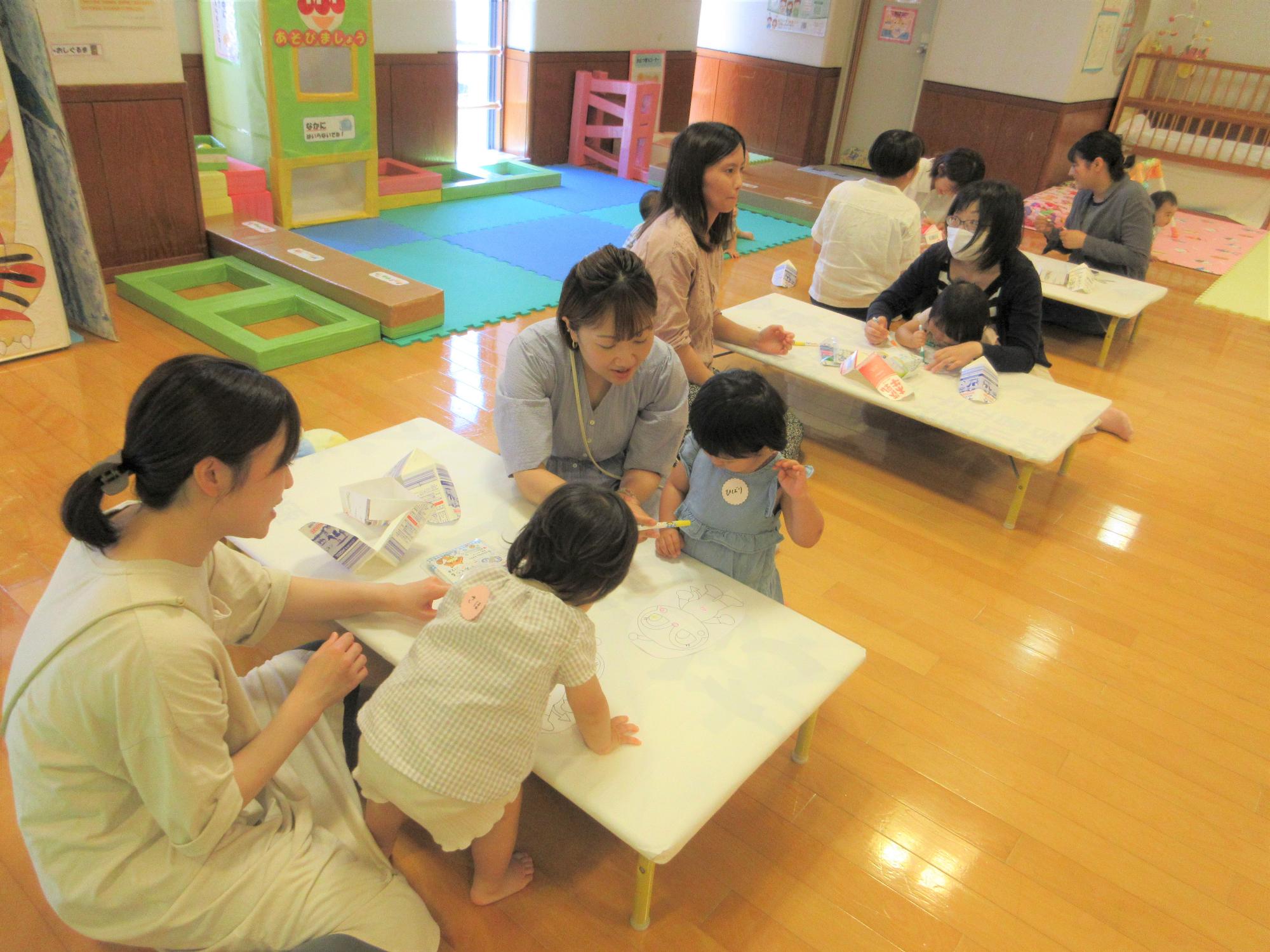 親子でパクパク人形を作っている様子