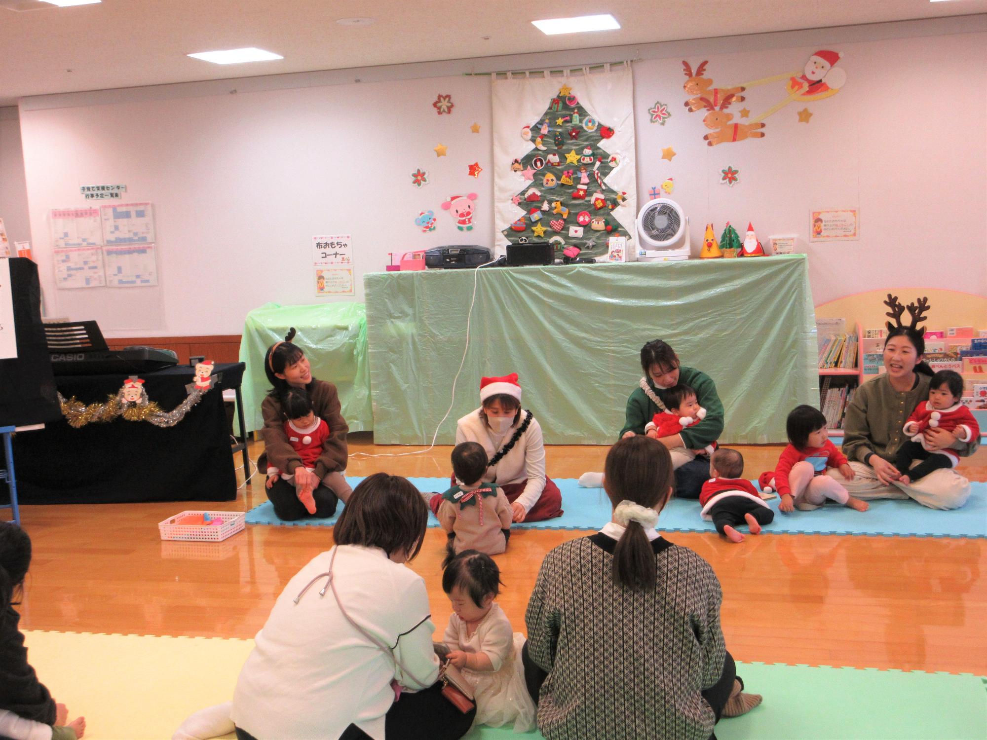 子育て自主サークルのにこにこさんと手遊びを楽しんでいる様子