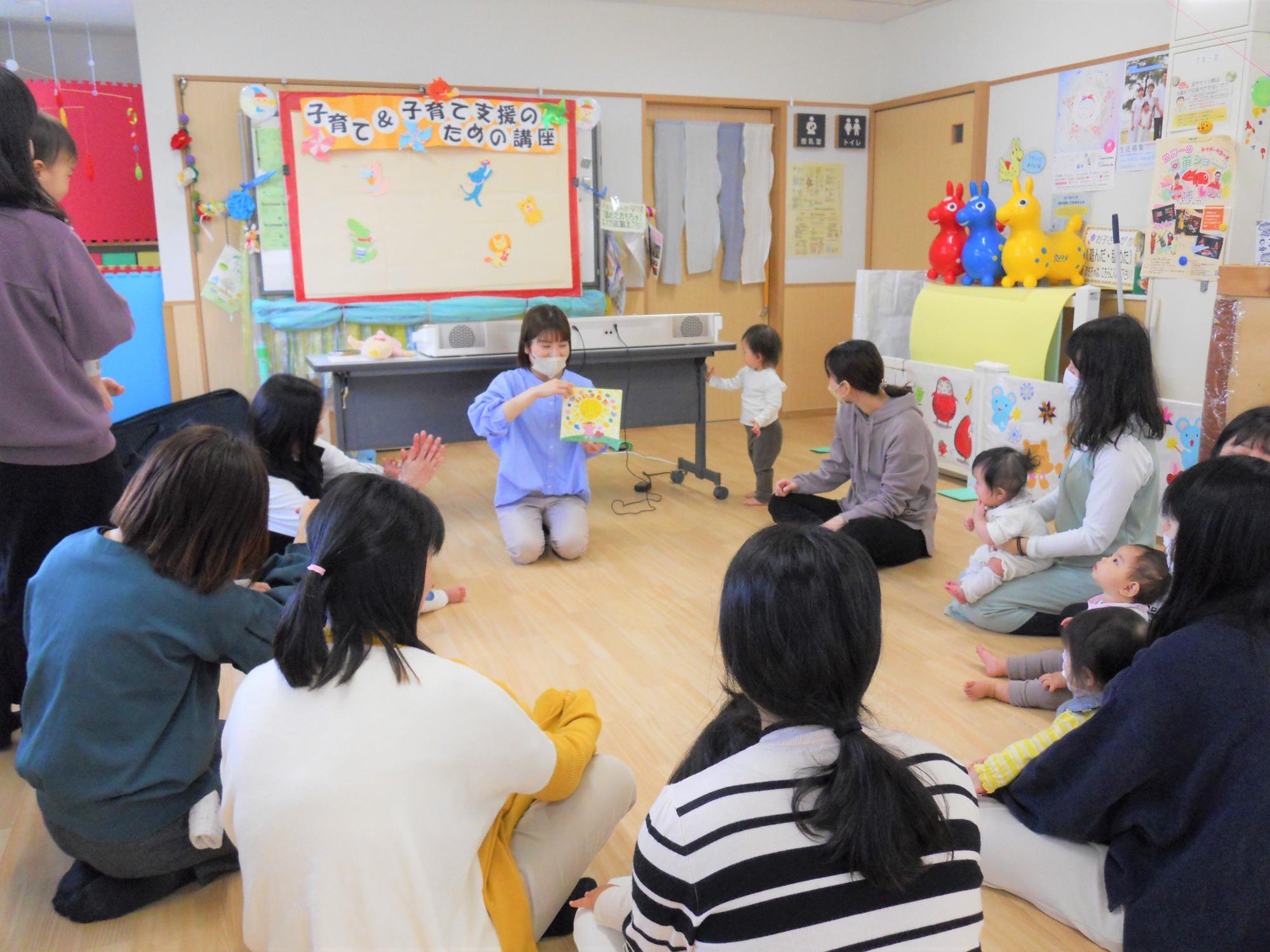親子で絵本の読み聞かせ