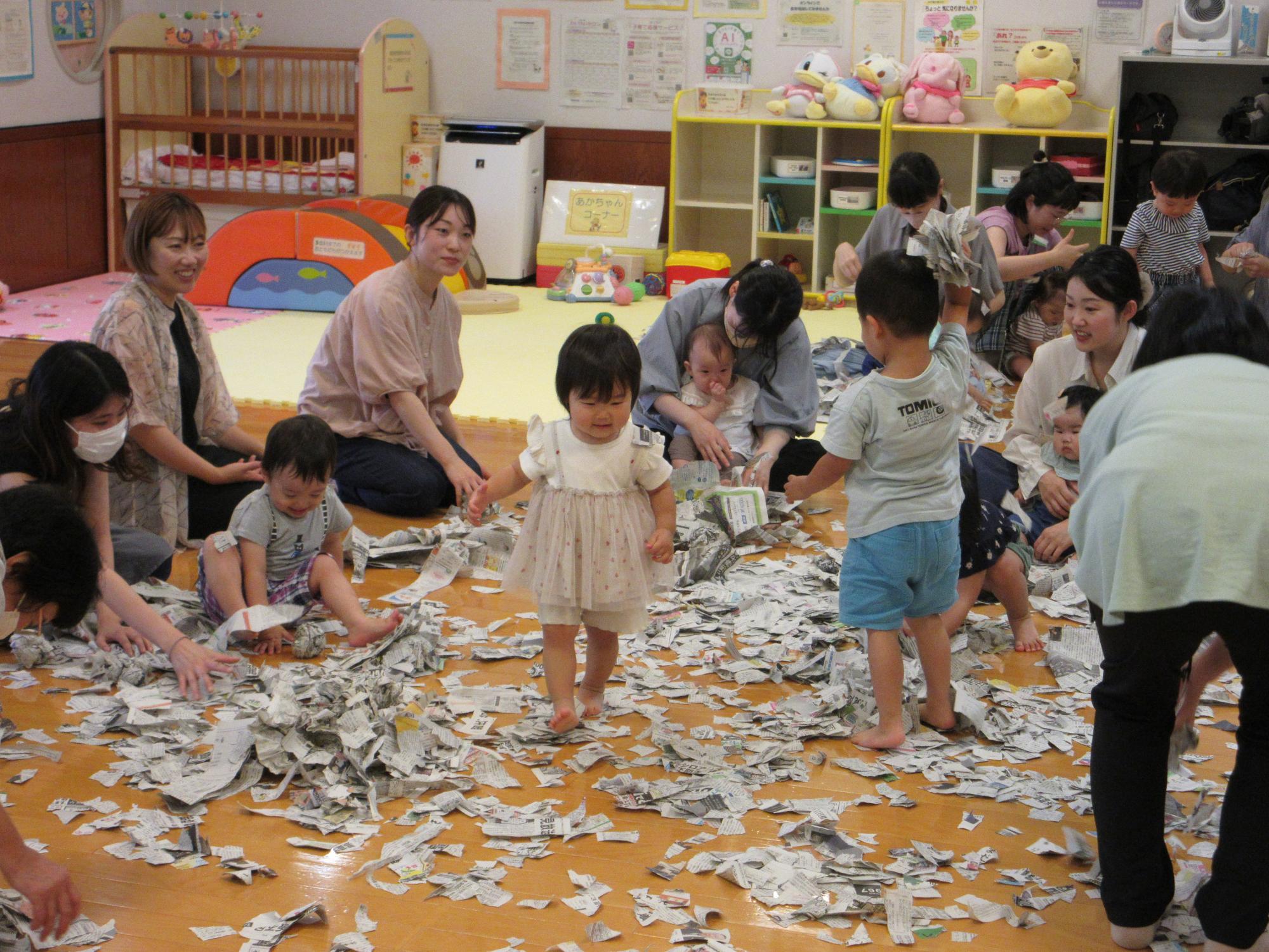 新聞紙で遊んでいる様子