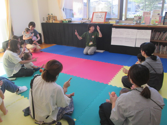 うりぼうず広場で親子でふれあっている様子
