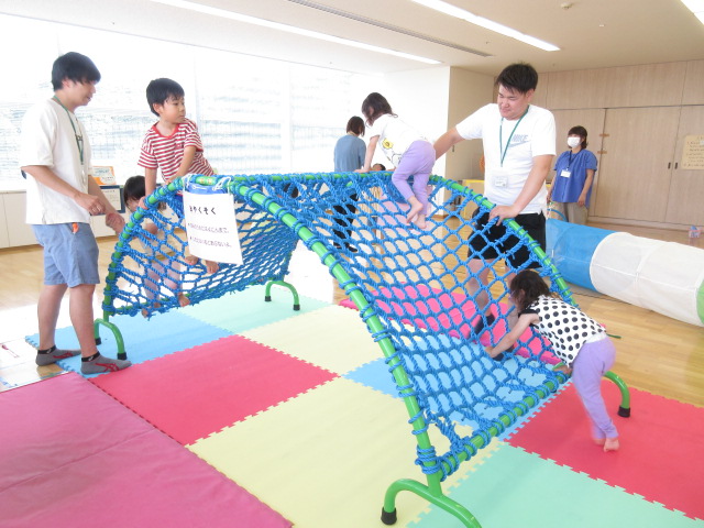 太鼓橋で遊ぶこどもたちを見守る父親たち