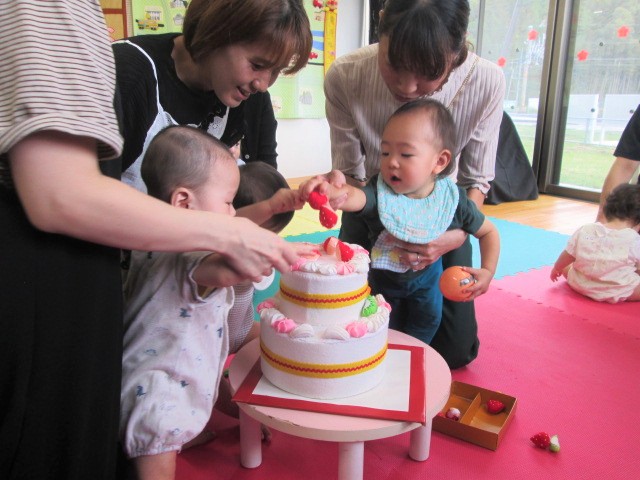 うりぼうず広場で誕生会をみんなで楽しんでいる様子
